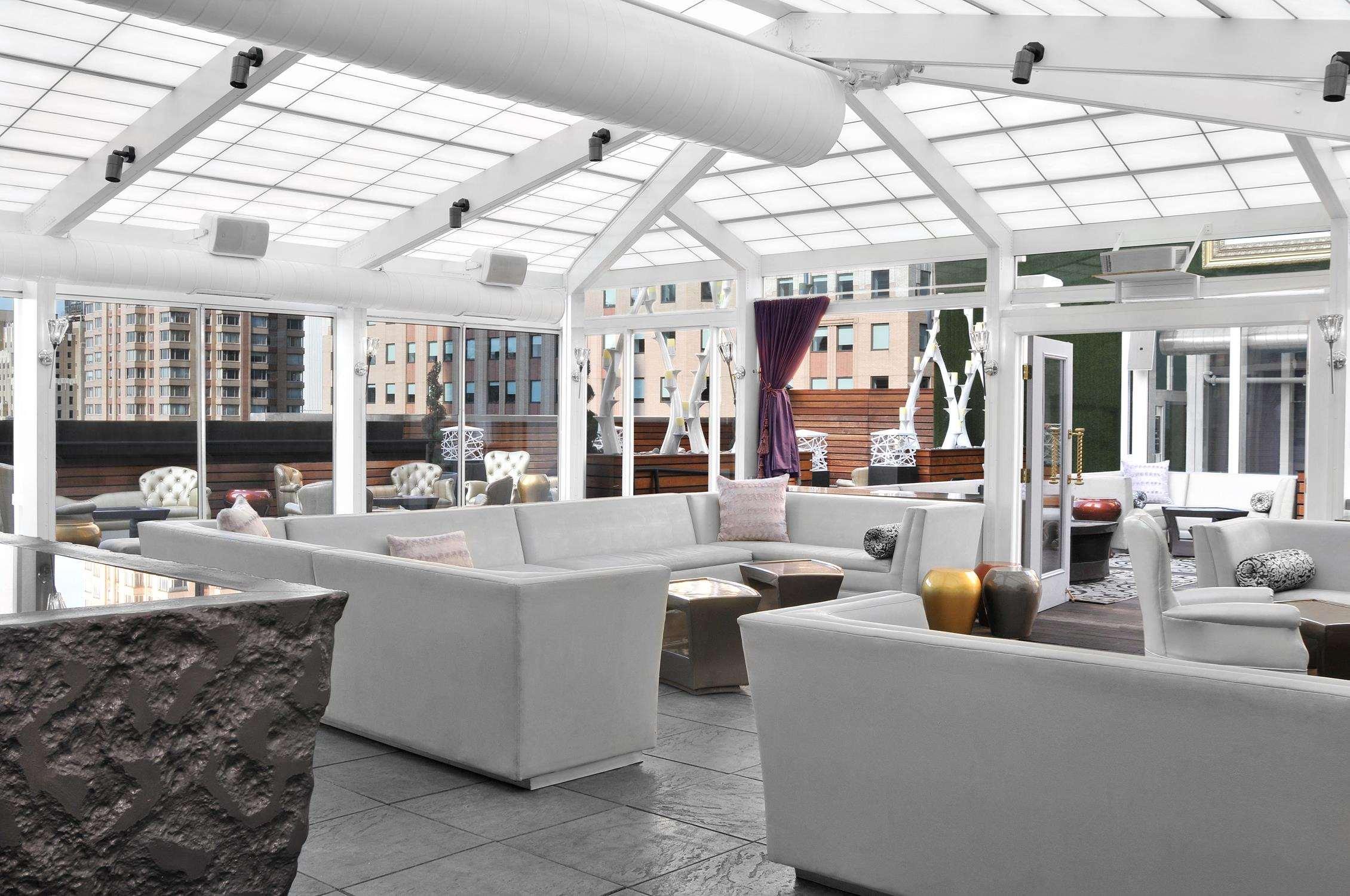 Kimpton Theta New York - Times Square By Ihg Hotel Eksteriør billede The interior of the Sky Bar