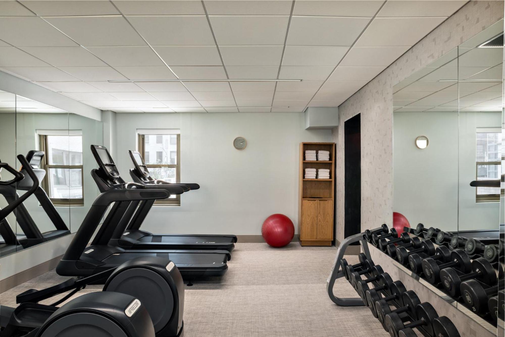 Kimpton Theta New York - Times Square By Ihg Hotel Eksteriør billede The gym at The Standard East Village