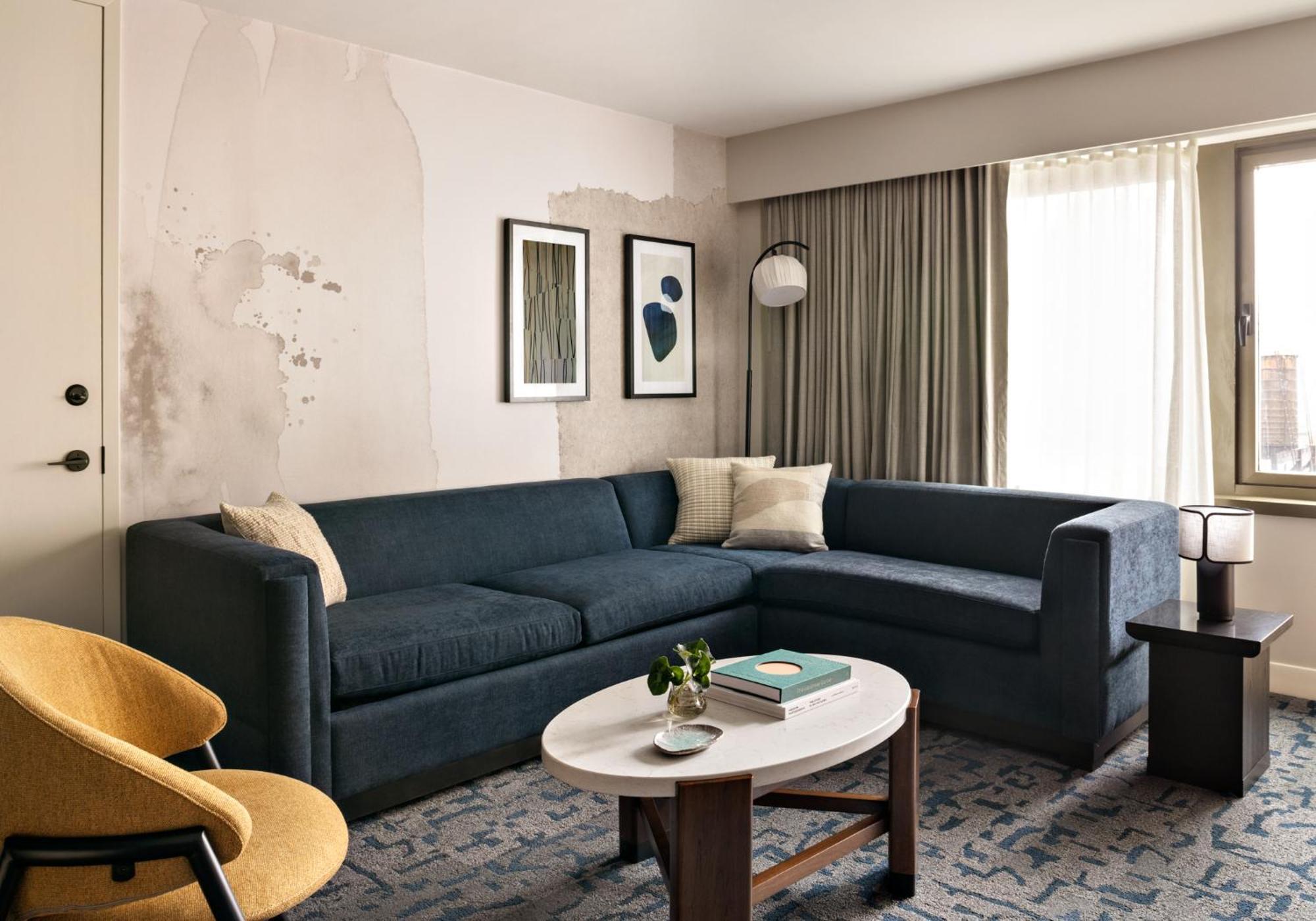 Kimpton Theta New York - Times Square By Ihg Hotel Eksteriør billede A living room at the Hotel Commonwealth