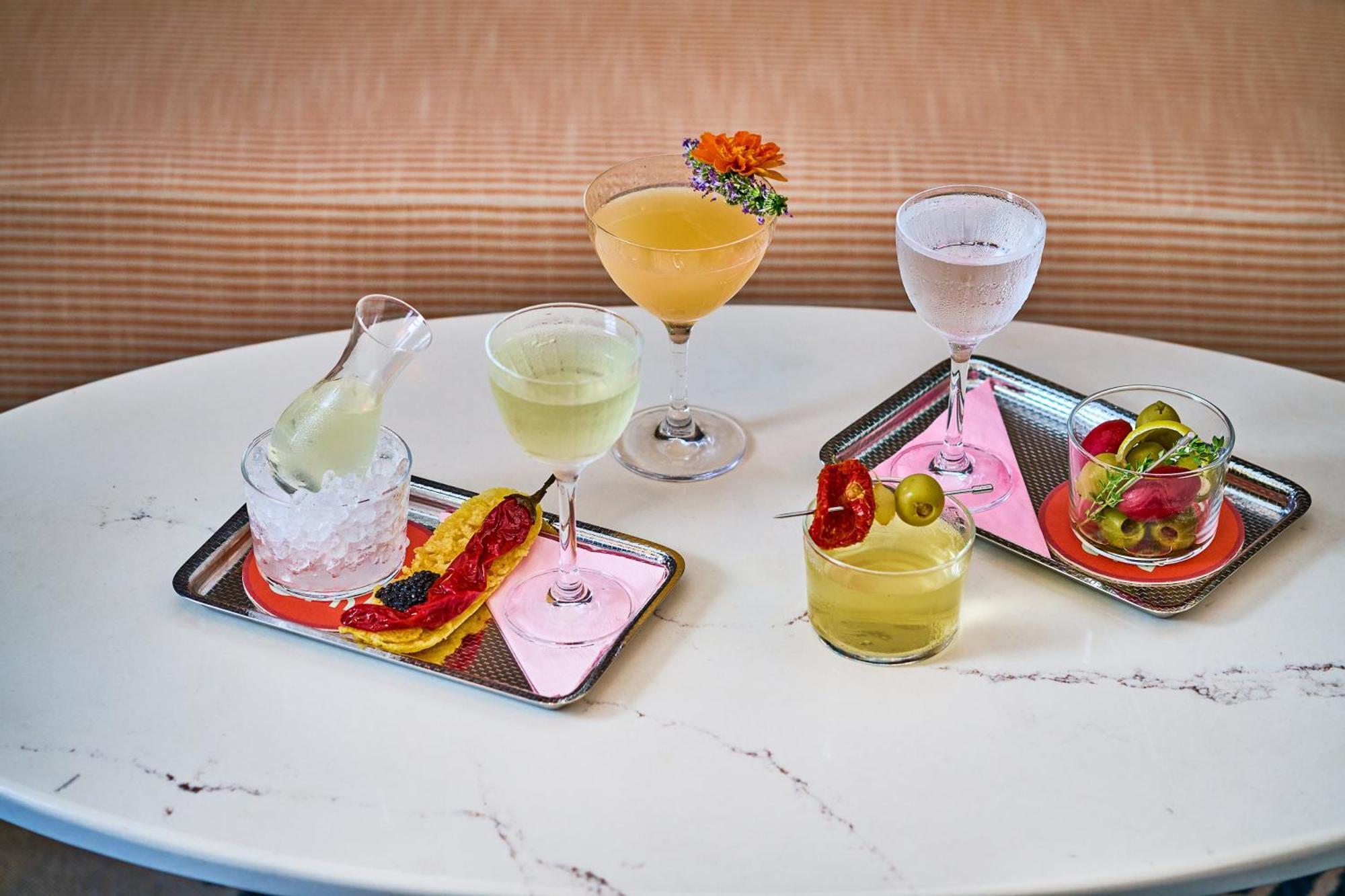 Kimpton Theta New York - Times Square By Ihg Hotel Eksteriør billede Cocktails at the bar