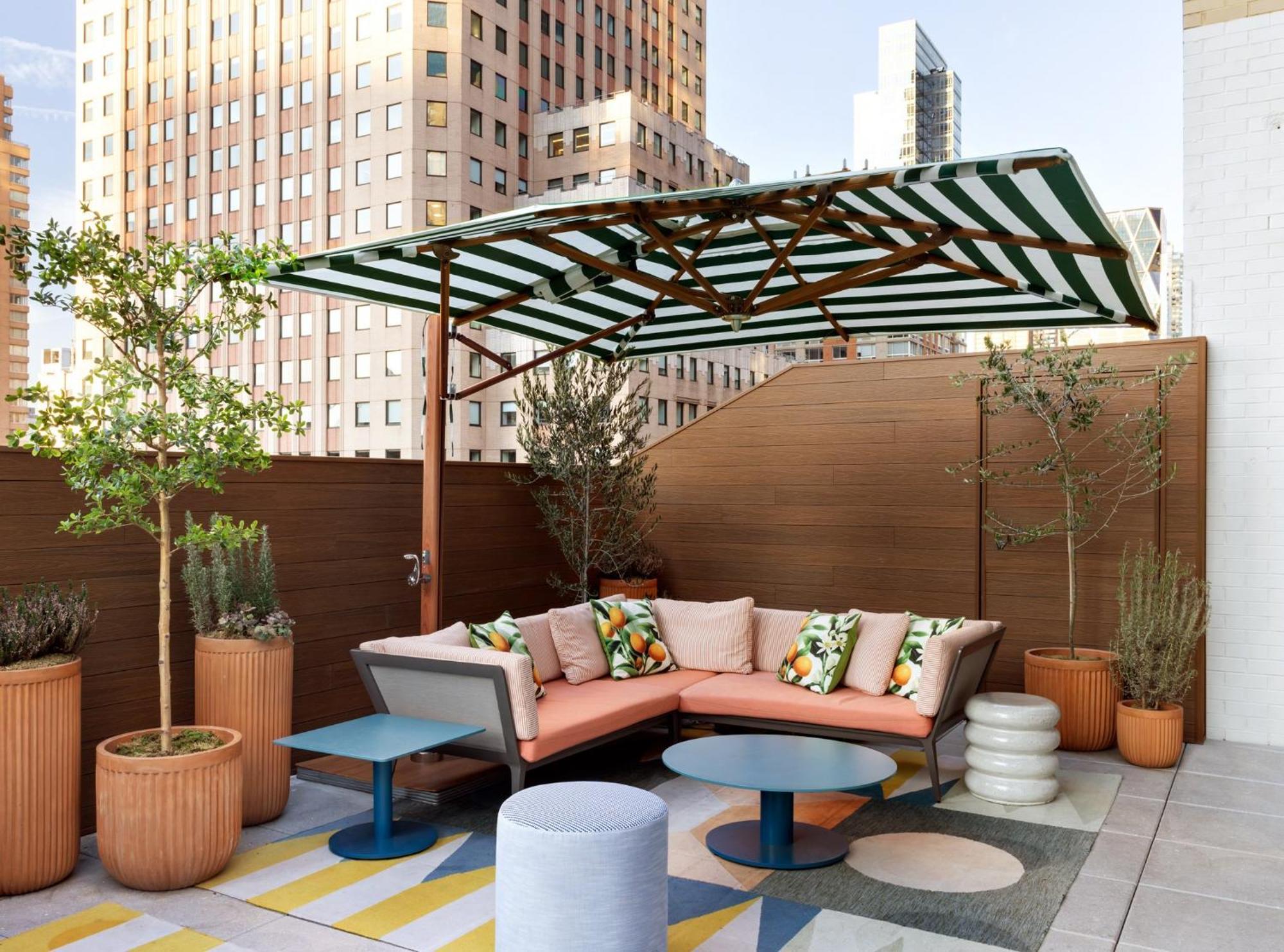 Kimpton Theta New York - Times Square By Ihg Hotel Eksteriør billede The rooftop terrace at the Standard East Village