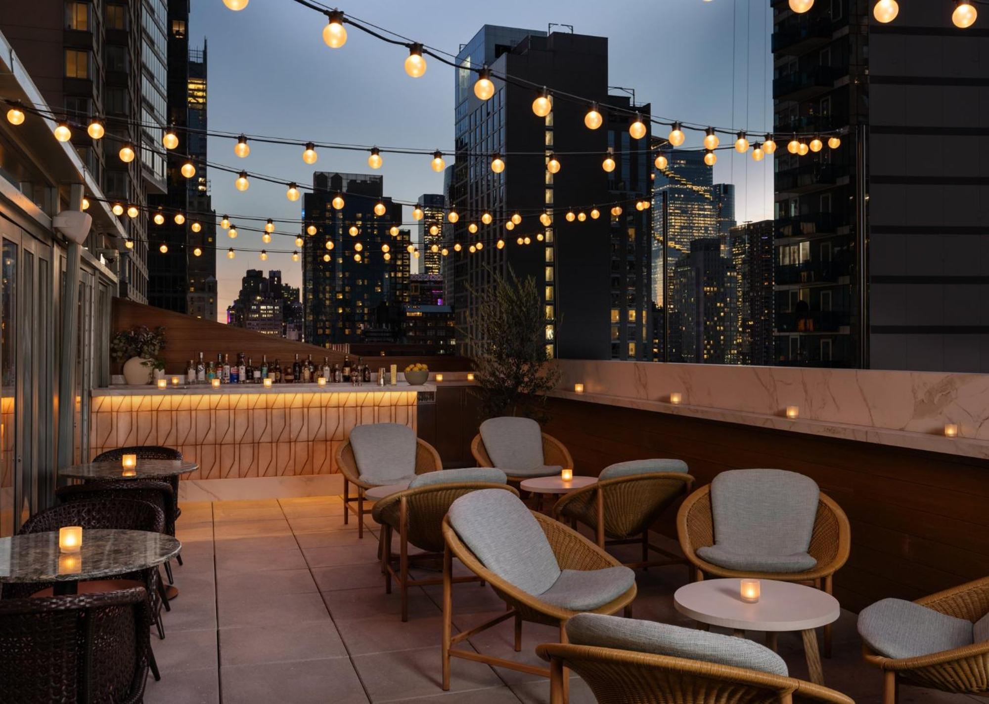 Kimpton Theta New York - Times Square By Ihg Hotel Eksteriør billede The rooftop bar at the Standard East Village