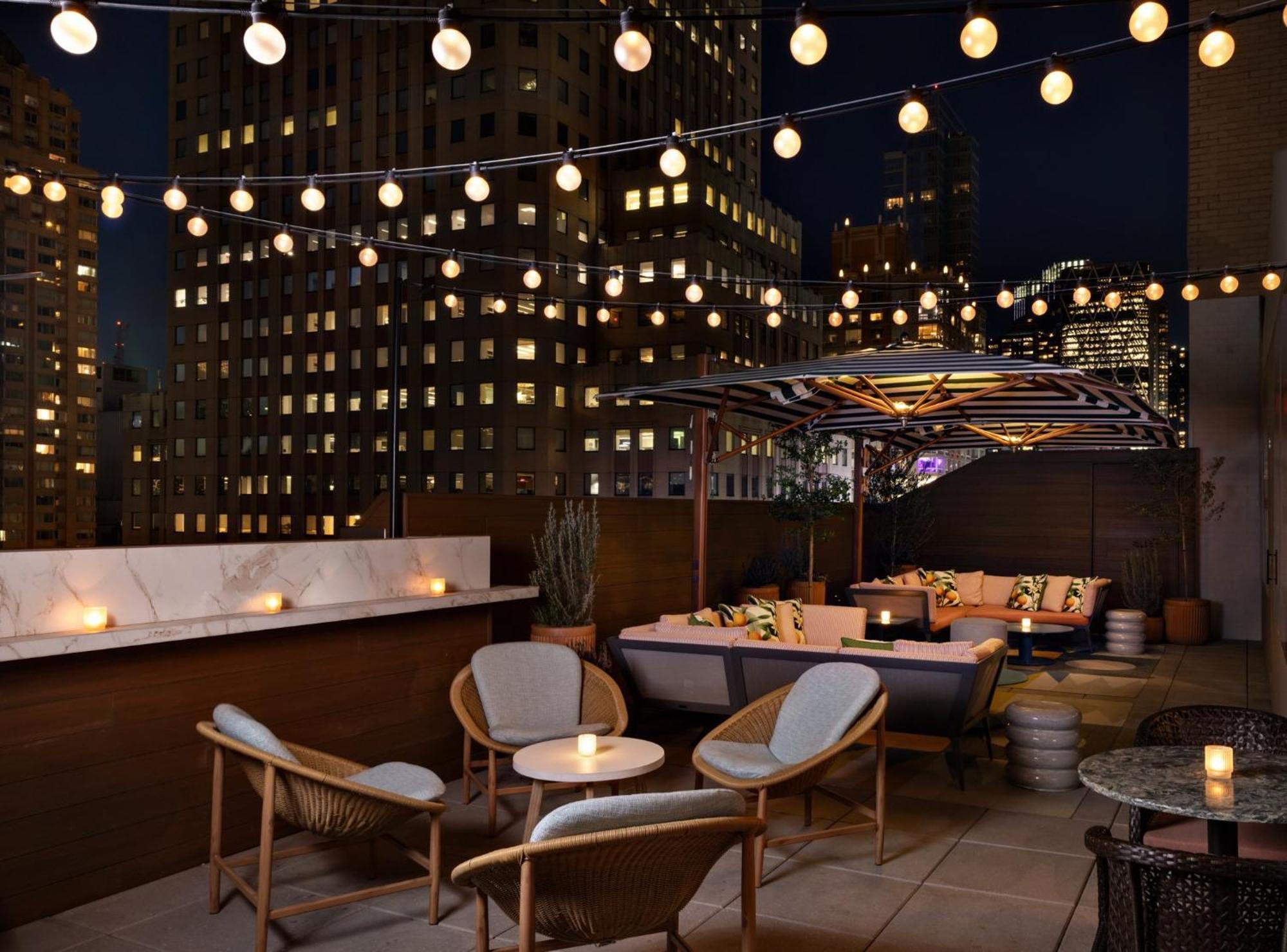 Kimpton Theta New York - Times Square By Ihg Hotel Eksteriør billede The rooftop bar at the Standard East Village