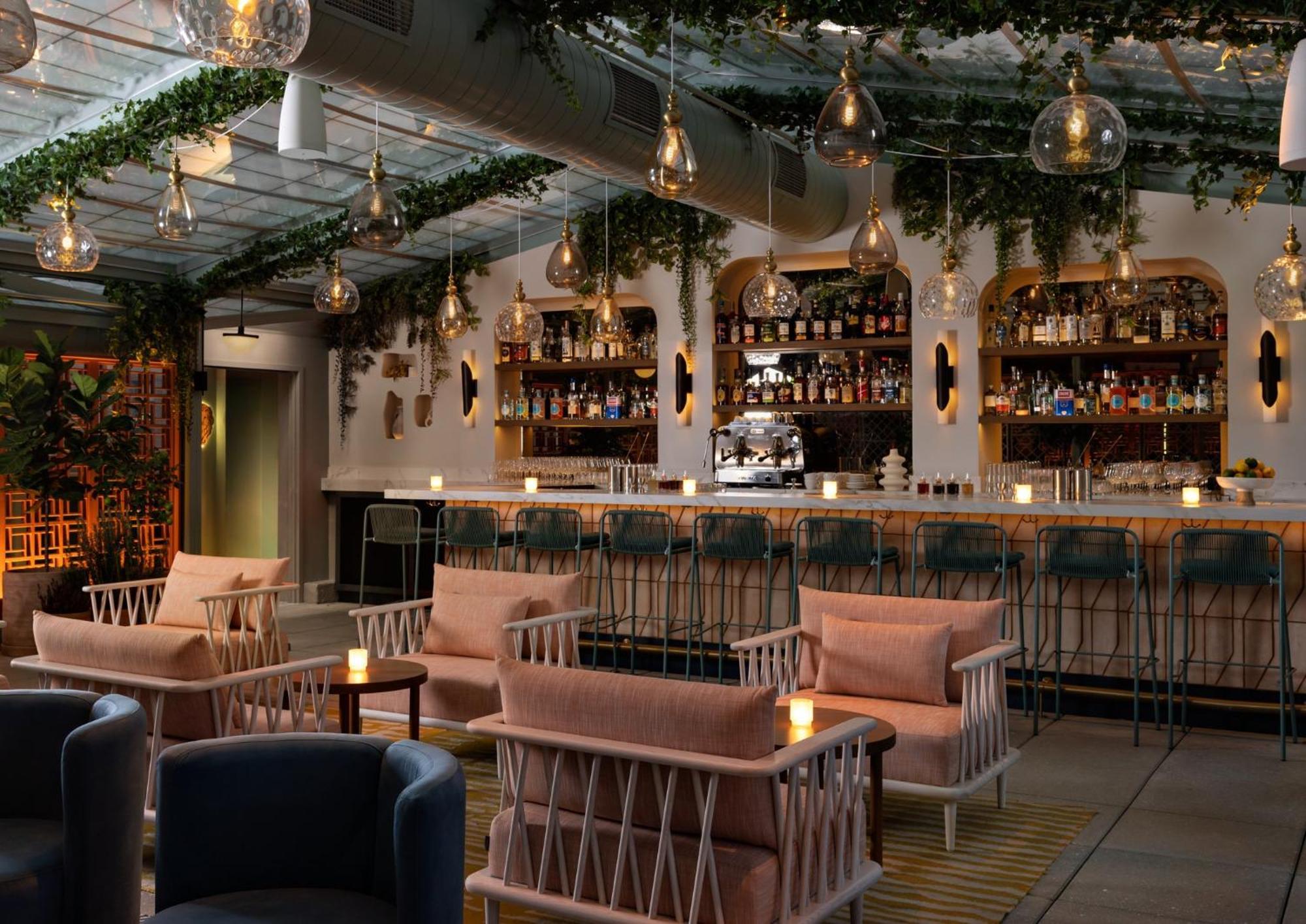 Kimpton Theta New York - Times Square By Ihg Hotel Eksteriør billede The bar at the 100 Queen's Gate